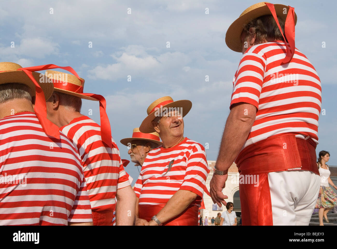 Venedig Italien Gruppe alter pensionierter Gondolierer. In ihrem traditionellen gestreiften roten Kostüm aus den 2009 2000er Jahren HOMER SYKES Stockfoto