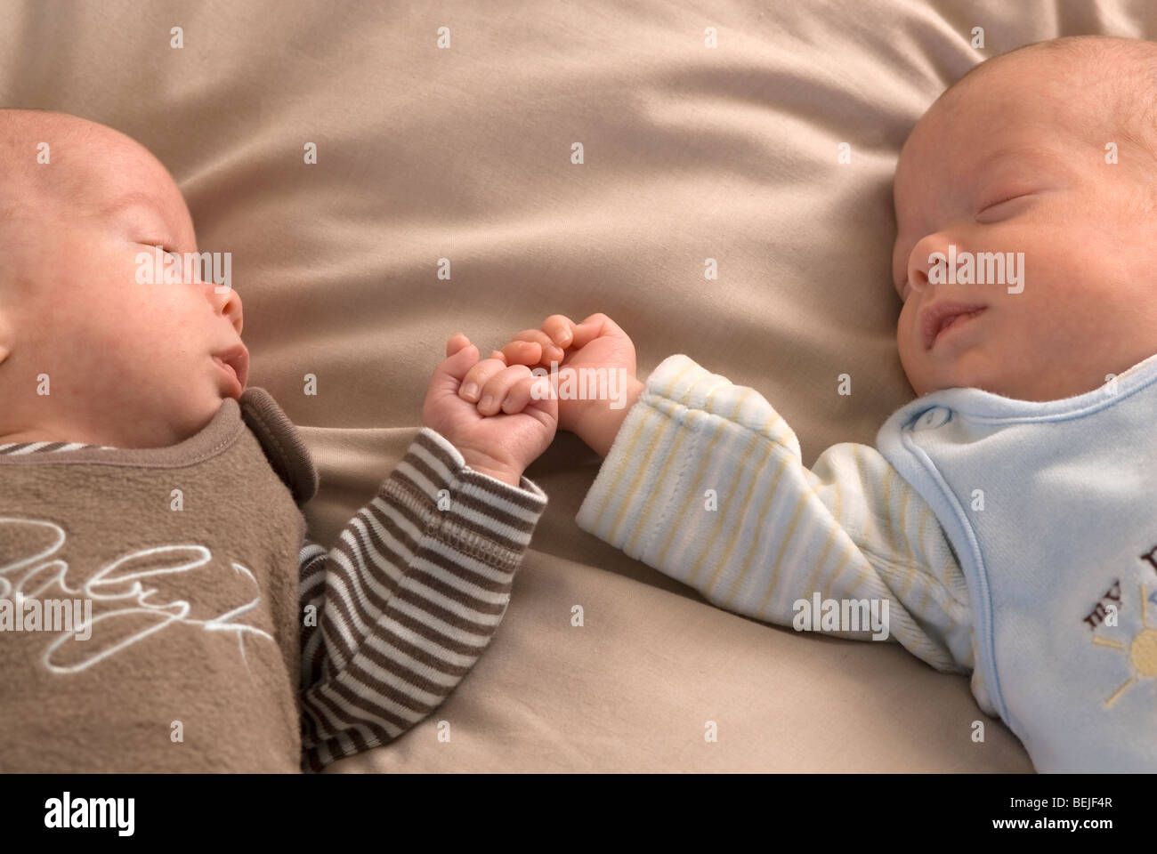 Vorzeitige Babys schlafen, identischen Zwillingen, 11 Wochen alt Stockfoto