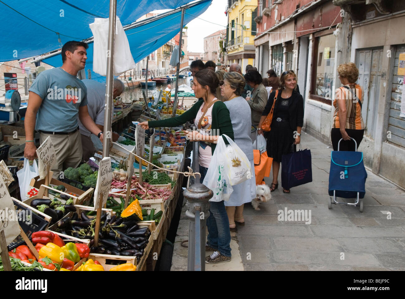 Italienischer Lebensmittelmarkt. Venedig Einheimische kaufen Gemüse, Stände sind auf Kanalbooten. Arsenale Venedig. 2009 2000er Jahre HOMER SYKES Stockfoto