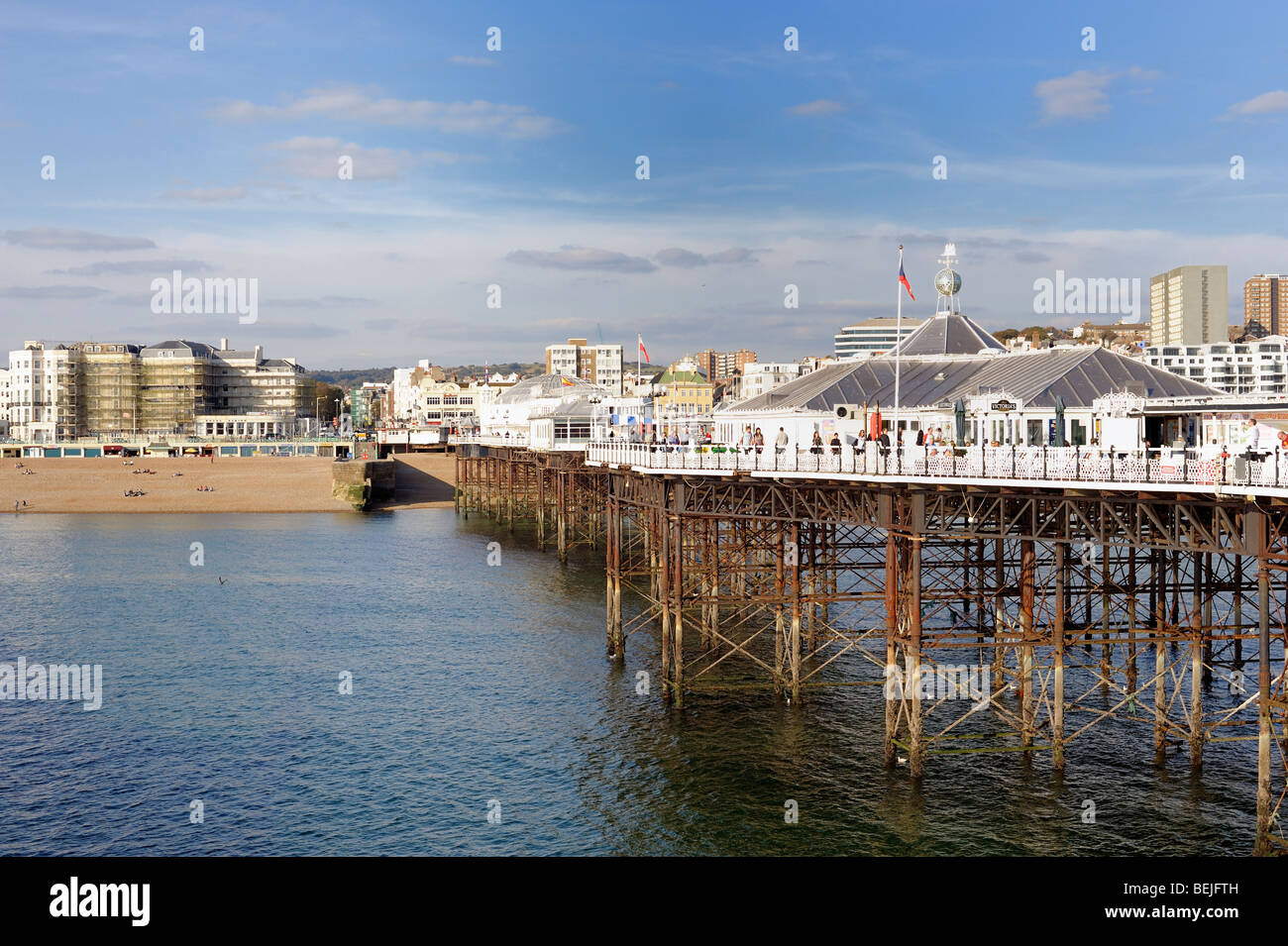 Touristen Fuß entlang der Pier von Brighton Stockfoto