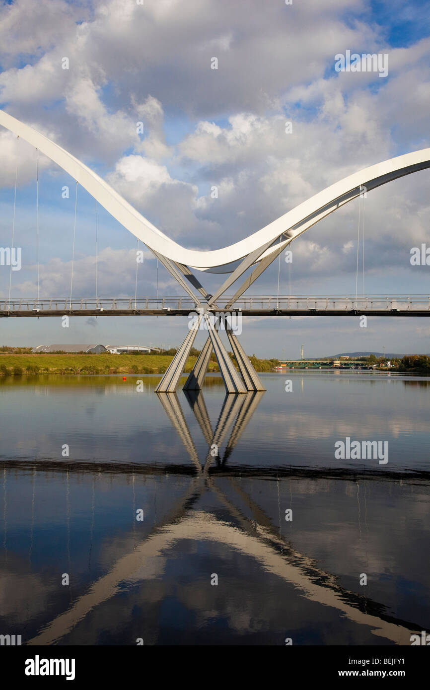 Fußgänger- und Fahrradbrücke. Fußbrücke mit mathematischen asymmetrischen Bögen in Thornaby-on-Tees, Middlesborough, Teesside. Stockfoto