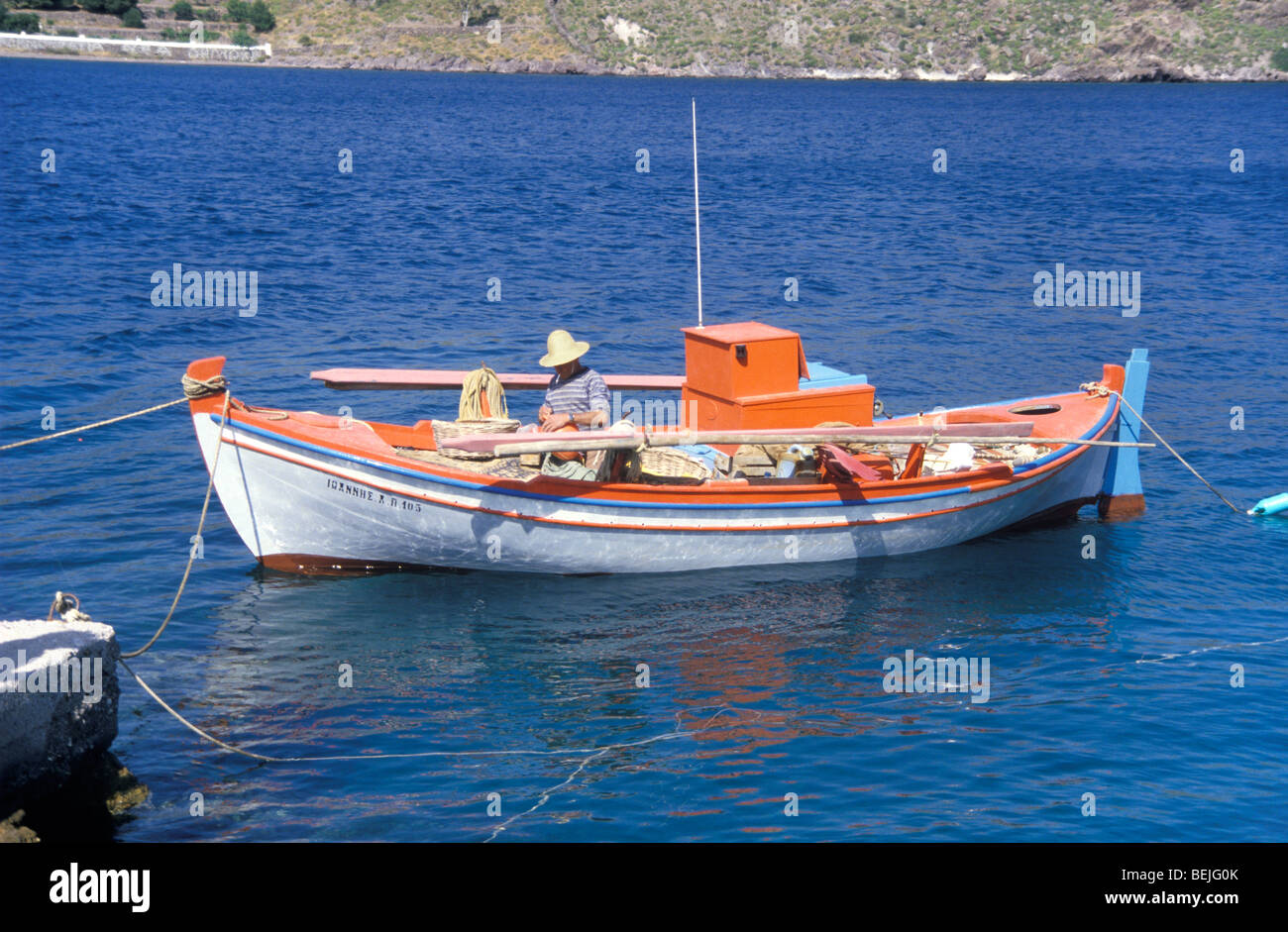 Fischer in einem Boot in der Nähe von Pathmos, Griechenland Stockfoto
