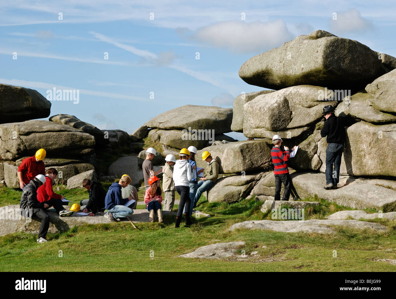 Studenten auf eine Geologie-Exkursion am Carn Brea in der Nähe von Redruth in Cornwall, Großbritannien Stockfoto
