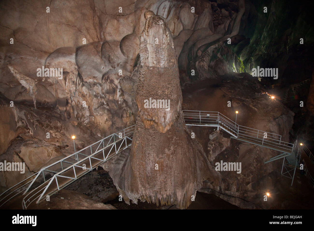 Gua Tempurung Höhle innen große Stalagmiten Stockfoto