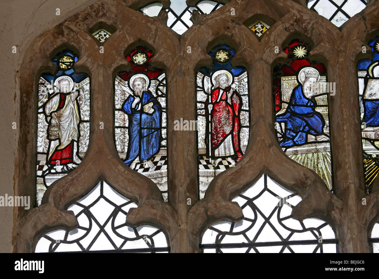 Detail von einem mittelalterlichen Glasfenster Darstellung verschiedener Apostel, Str. Marys Kirche, Studium, Norfolk Stockfoto