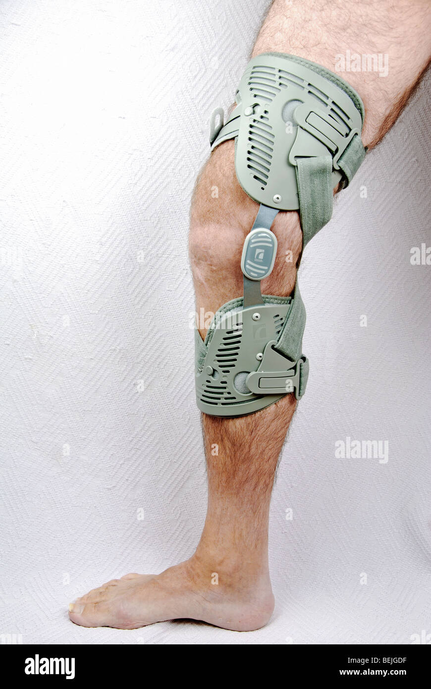 ein Mann mit einer Knieorthese auf ein verletztes Bein Stockfoto