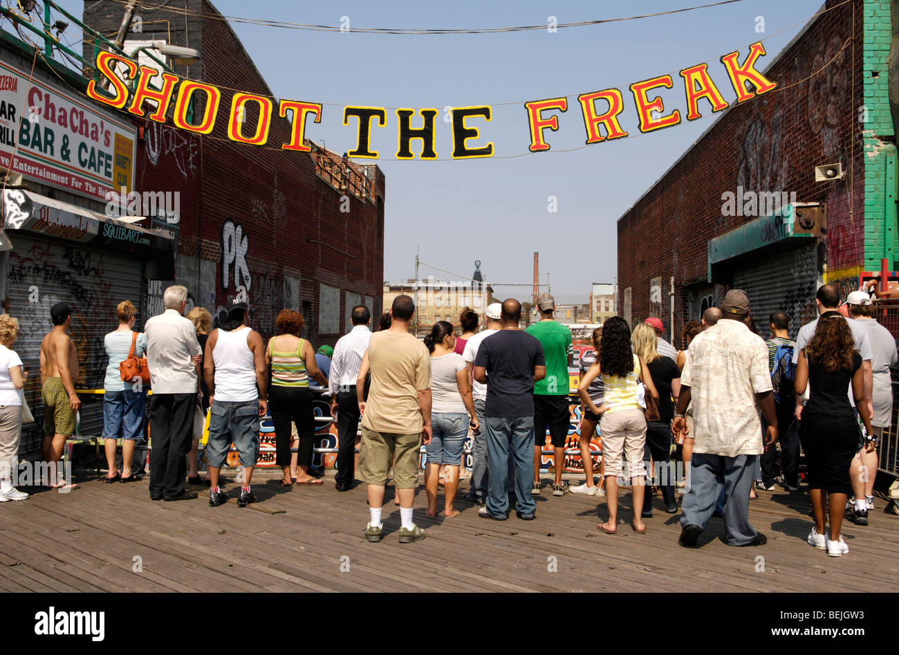 Menschen versammeln sich am schießen The Freak Attraktion auf Coney Island Boardwalk, Brooklyn, New York City, USA Stockfoto