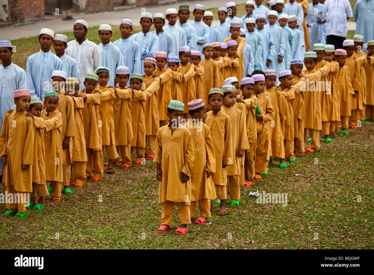 Muslimische Jungen besuchen Shait Gambuj Moschee oder sechzig Kuppel-Moschee in Khulna Bangladesch Stockfoto