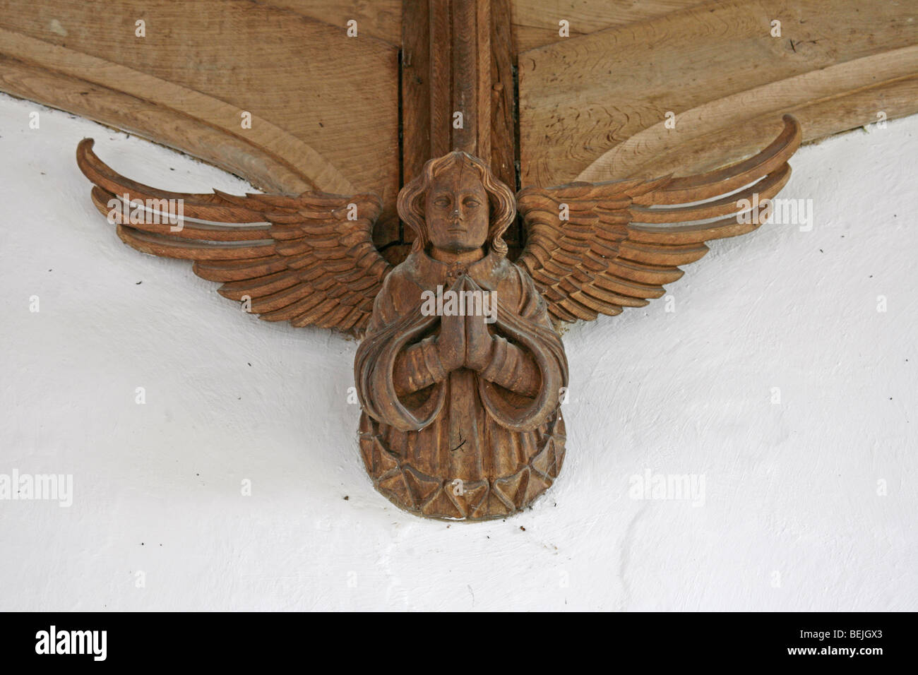 Geschnitzt Holz Engel unter Dach Chef, Str. Marys Kirche, Studium, Norfolk Stockfoto