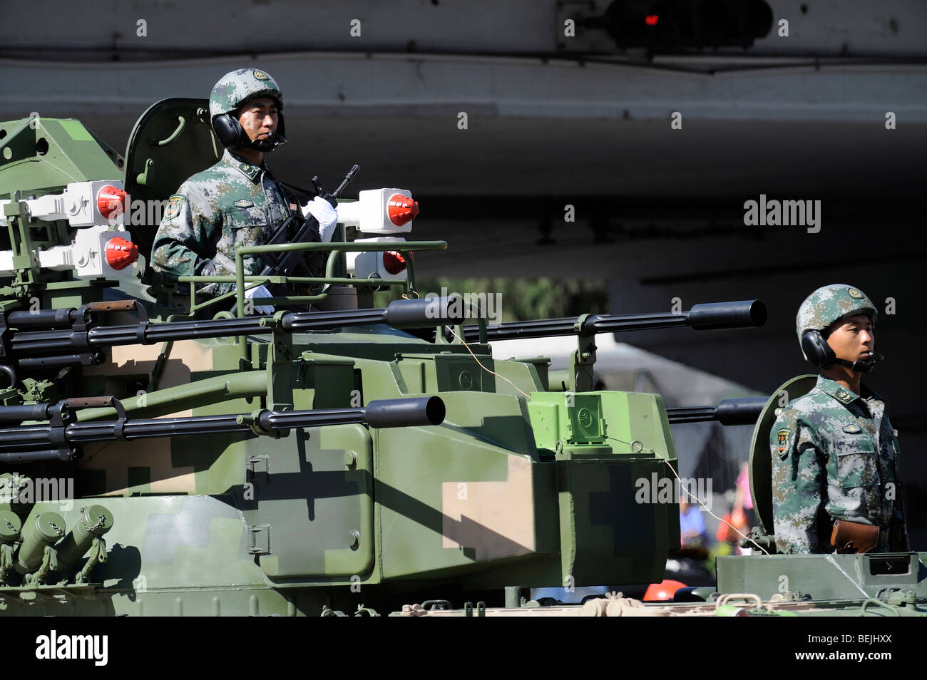 Militärparade, die Kennzeichnung Chinas 60. Jahrestag von der Volksrepublik China, Soldaten auf einem Panzer. 1. Oktober 2009 Stockfoto