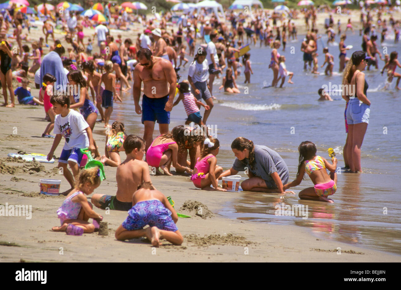 Mama Papa Vater Mutter Anteil spielen mit Kind junge Sohn Mädchen Tochter Publikum großen Gruppenurlaub California Wasser bauen Sand Graben Stockfoto