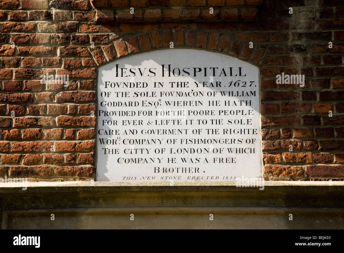 Tafel über dem Eingang des Jesus Hospital Armenhäuser: 1627 von William Goddard in Bray nr Maidenhead gegründet. Berks. UK Stockfoto