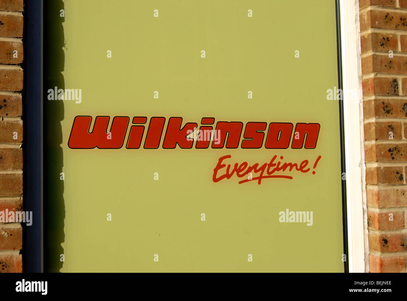 Wilkinson Everytime! Motto, die Schablone auf ein Schaufenster eines Ladens Wilkinsons in Kingston nach Themse, Surrey, england Stockfoto