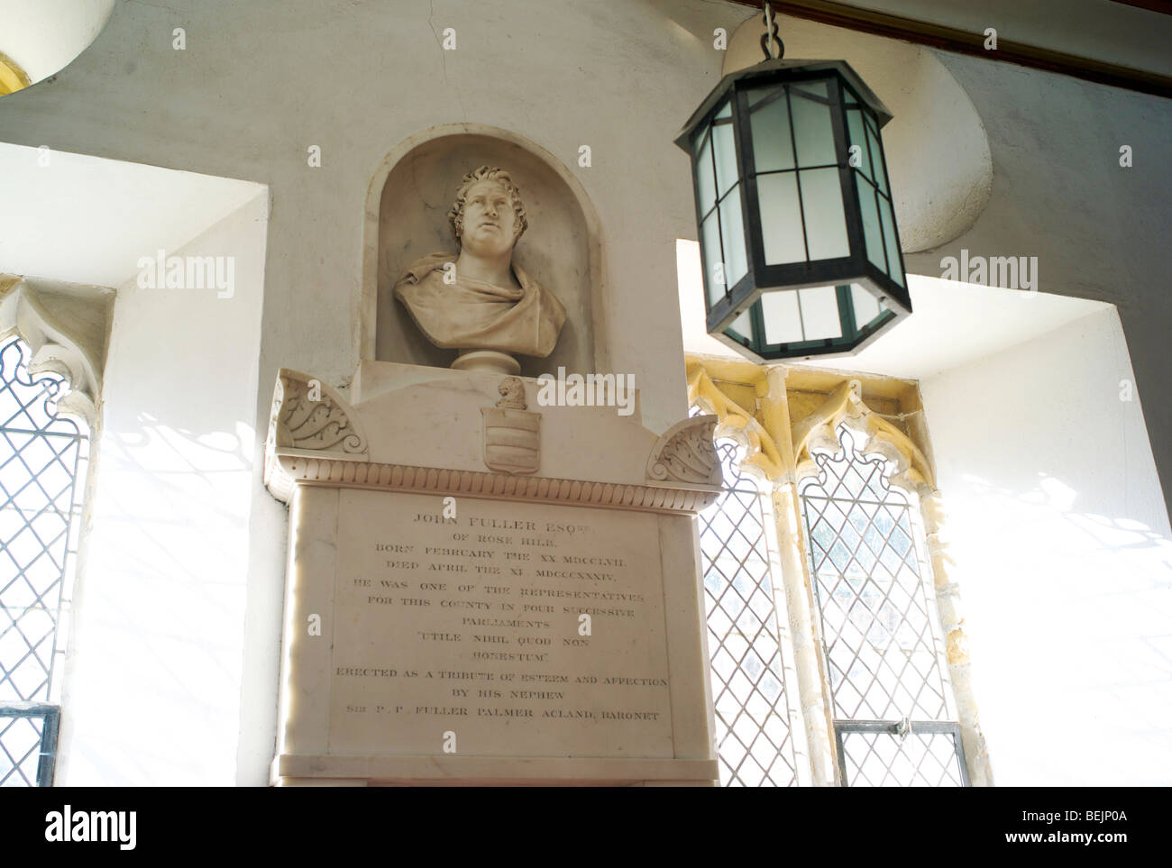 Denkmal für John Fuller, Mad Jack Fuller, Brightling Kirche in East Sussex, UK. Er wurde begraben in einer großen Pyramide auf dem Hof Stockfoto