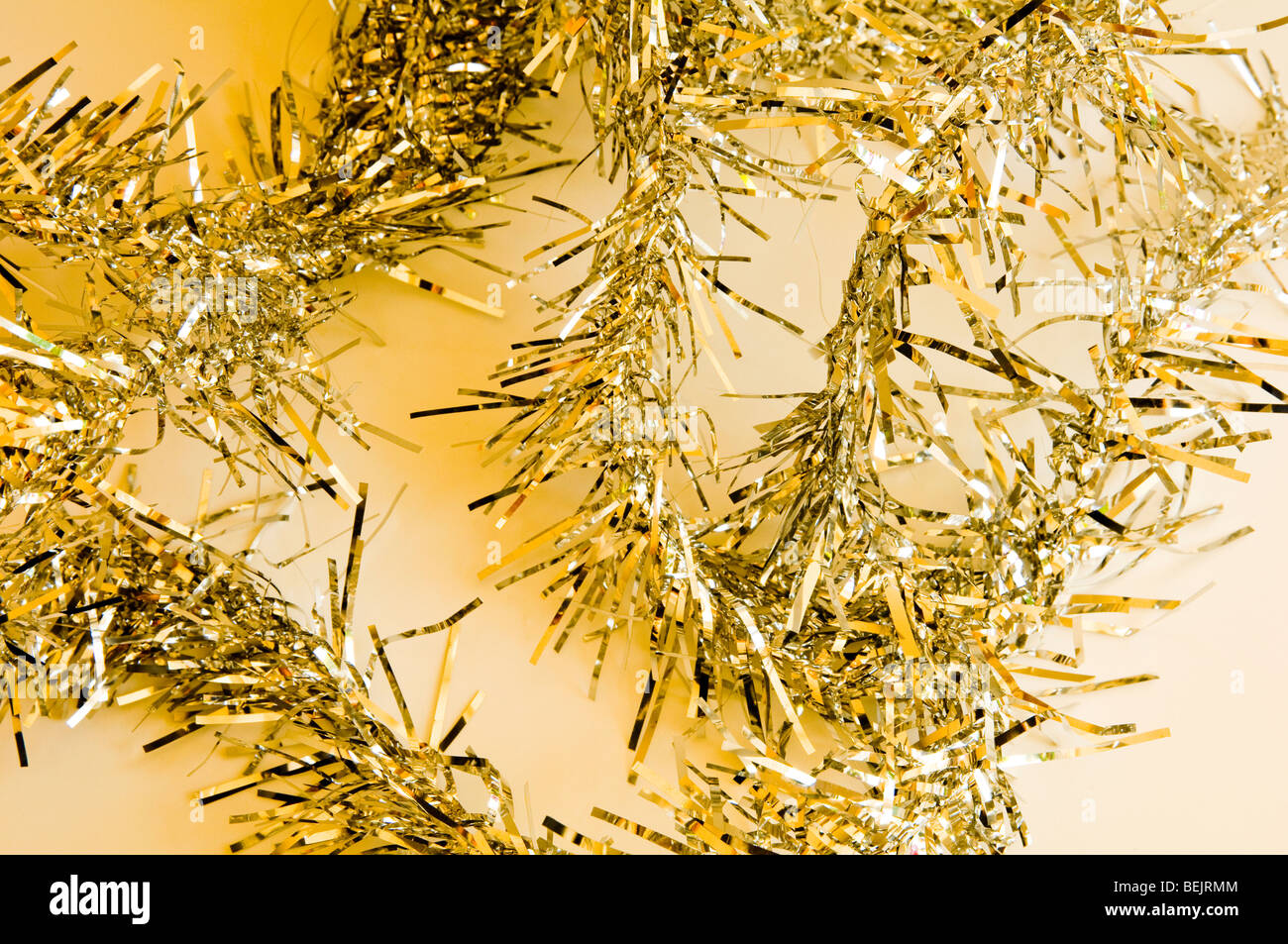 Lametta Goldgrund für Weihnachten Stockfoto