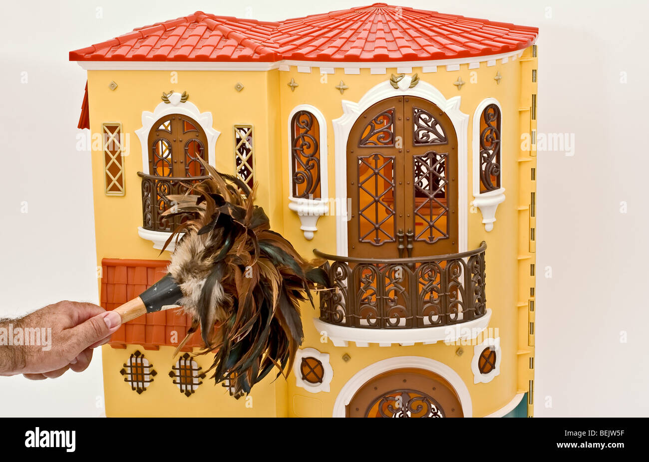 Hand einer aufwendigen europäischen Stil Puppenhaus abstauben Stockfoto