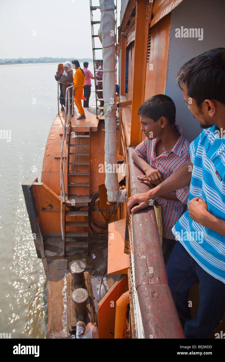 Passagiere auf der Rakete paddeln Boot am Fluss Brahmaputra in Bangladesch Stockfoto
