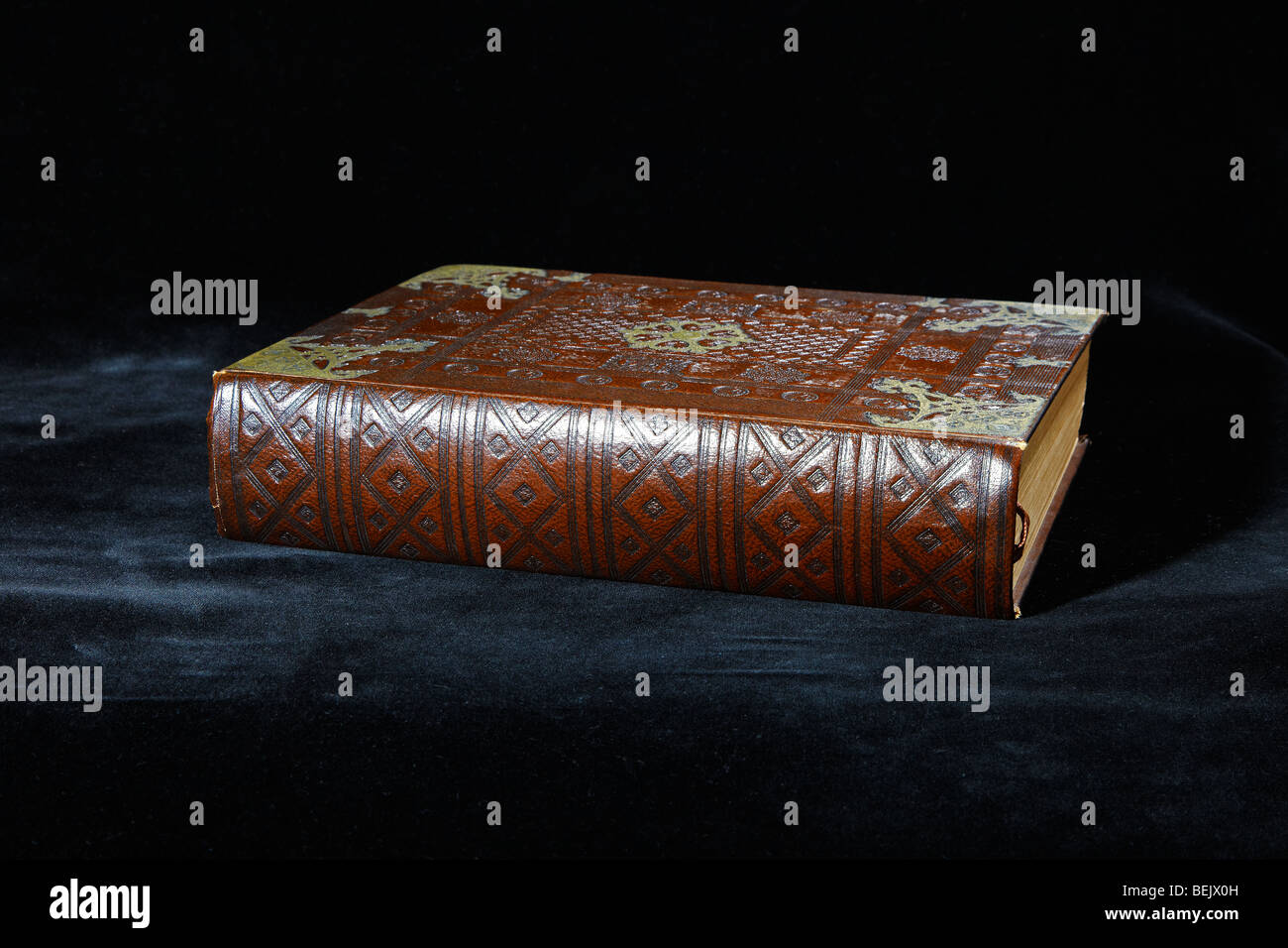 Alte Leder gebunden Bibel, altmodisch, auf die ursprüngliche Gutenberg-Bibel Stockfoto