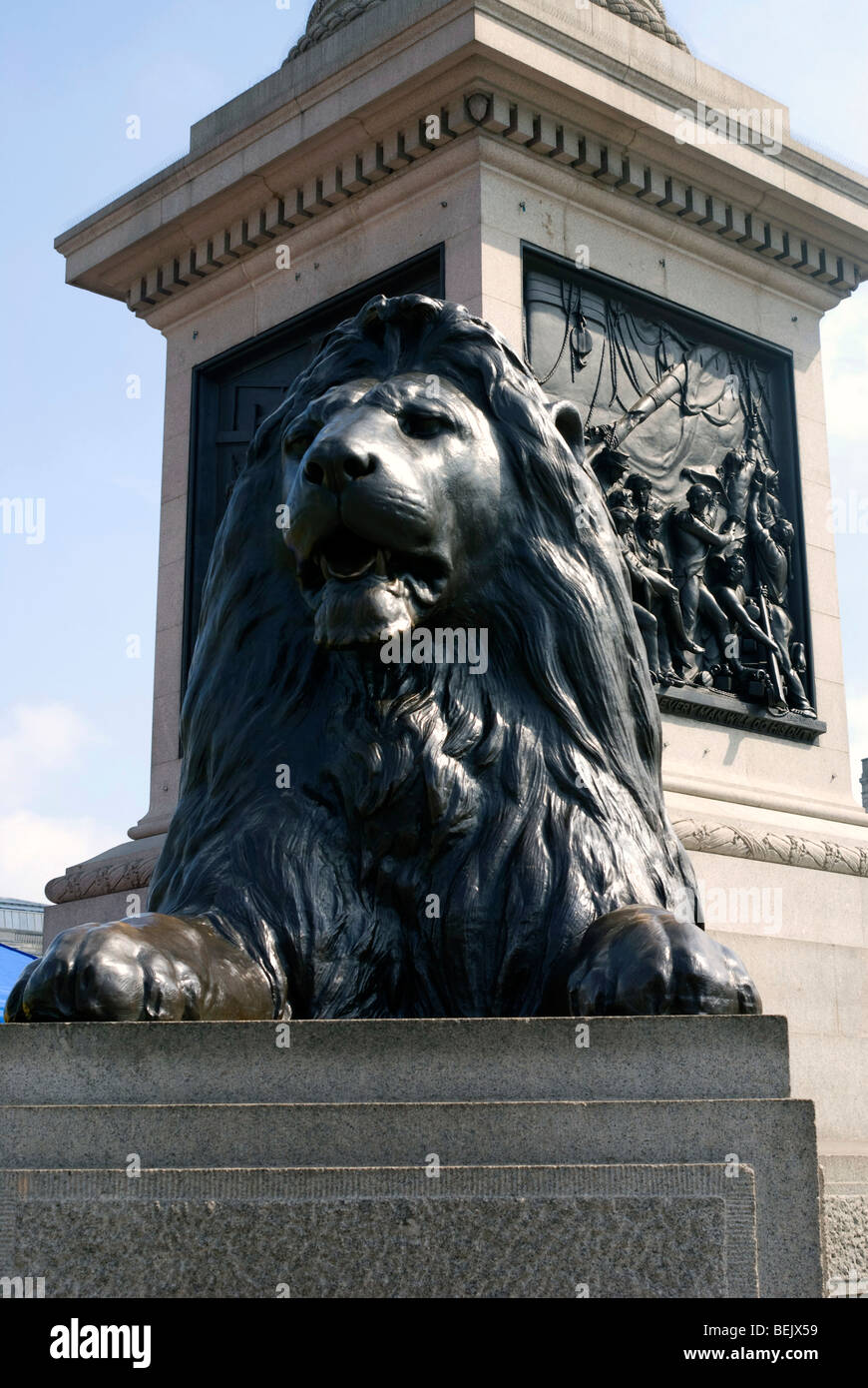 Löwenstatue am Trafalgar Square, London, England Stockfoto