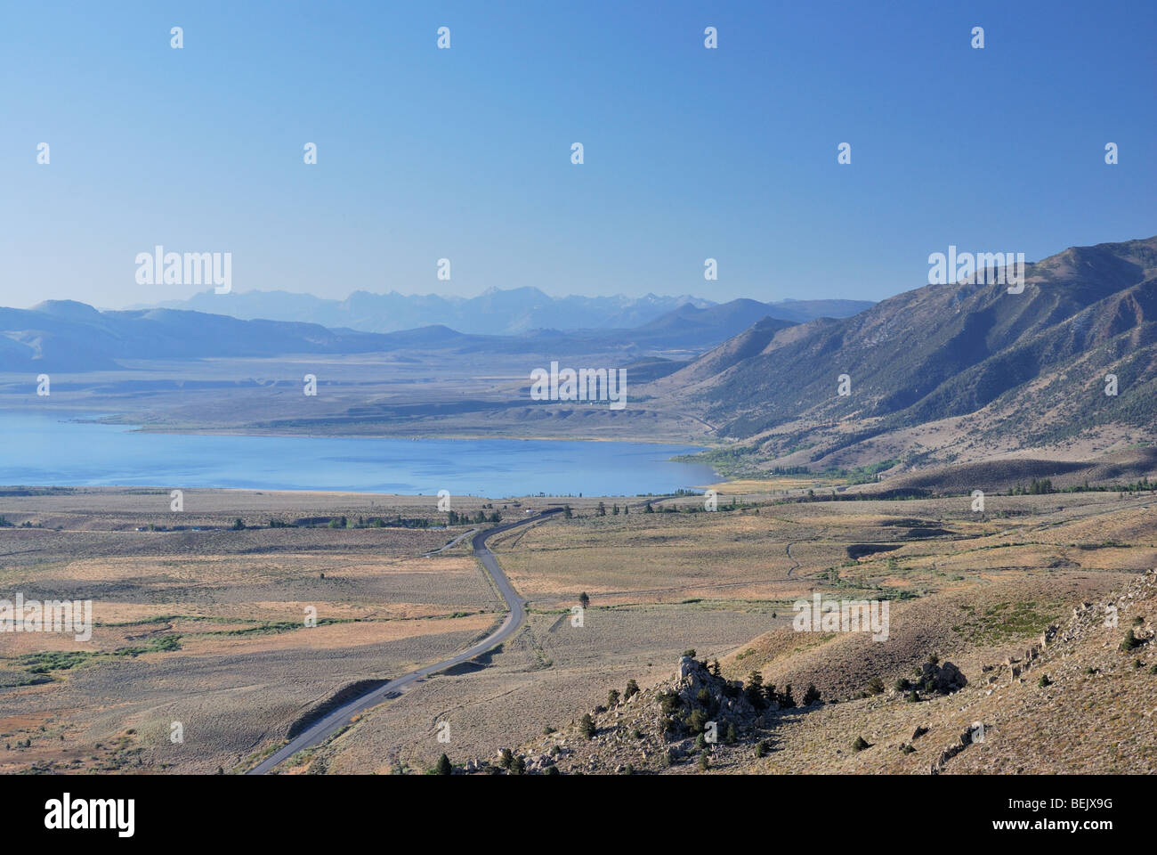 Mono Lake und Lee Vining am Osthang der Sierra Nevada in Kalifornien am U.S. Highway 395, im Sommer Stockfoto