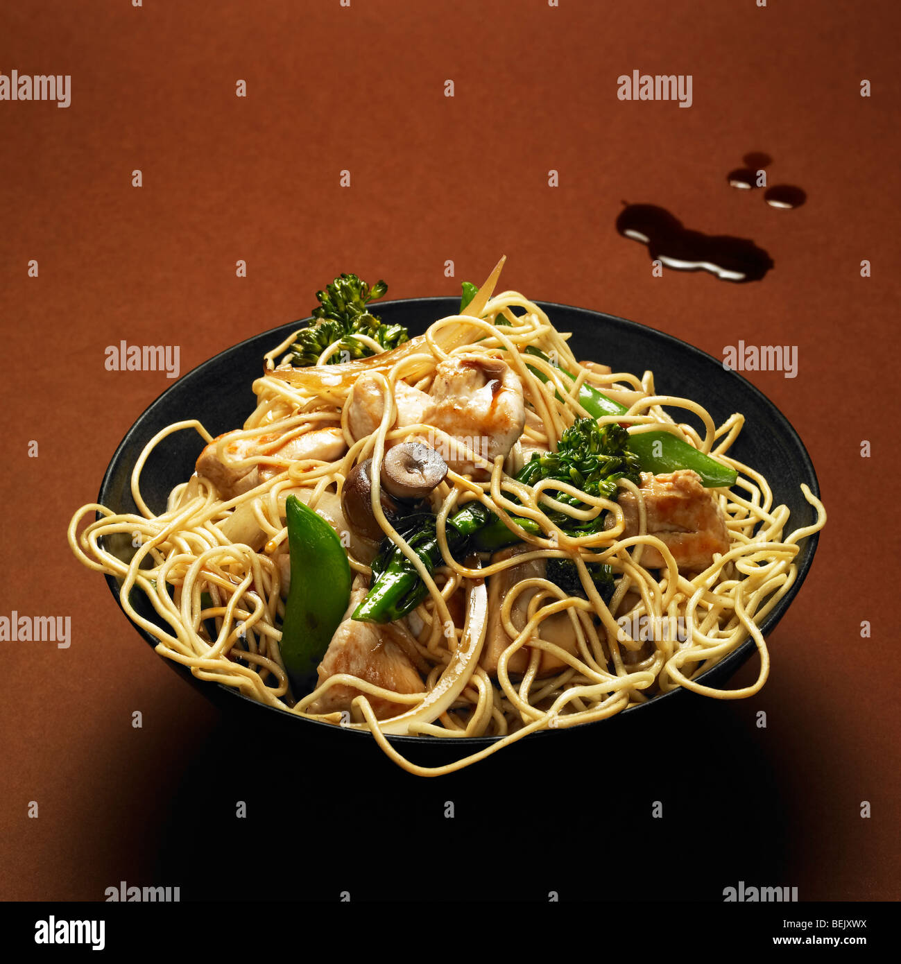 Chinese Chicken Nudeln mit Pilzen, Mange tout und Brokkoli Rosenkohl Stockfoto