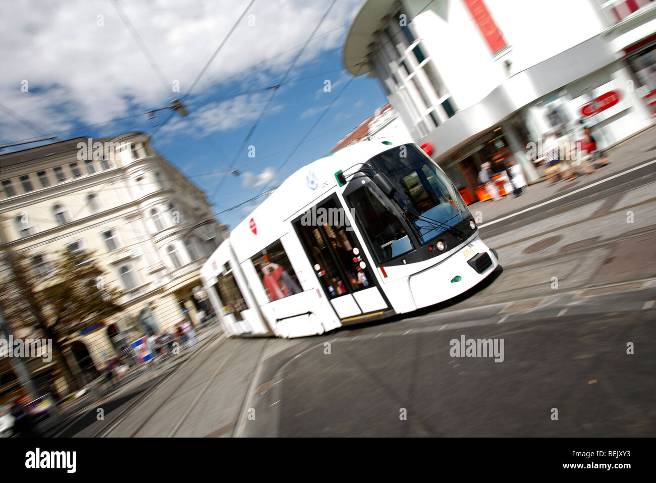 Eine Straßenbahn in Bewegung in der Stadt Graz in Österreich ...