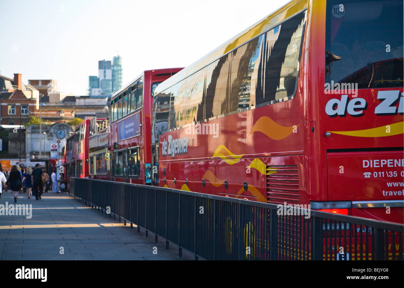 Eine Reihe von Busse und Reisebusse Stoßstange an Stoßstange entlang London Bridge. London. UK Stockfoto