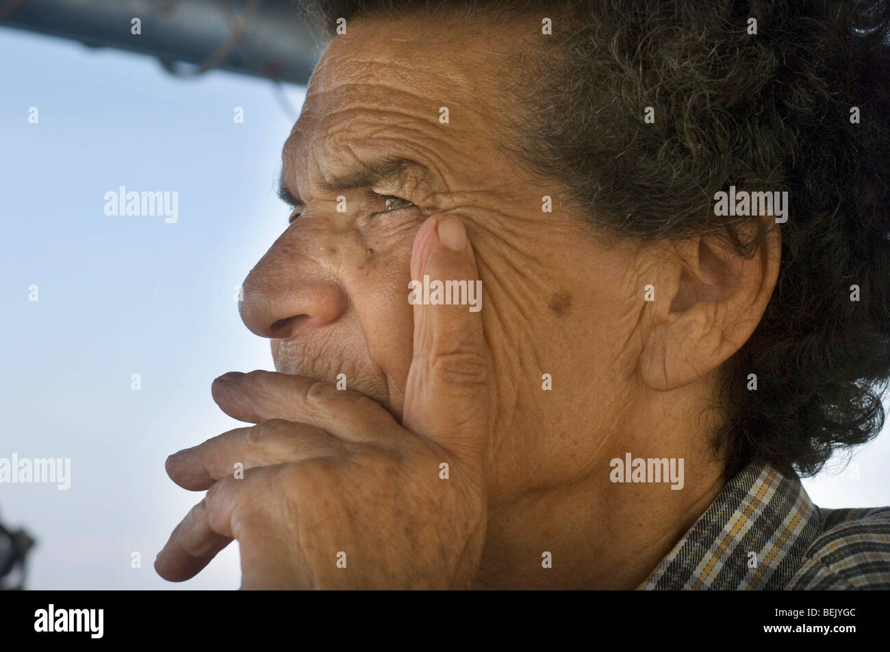 Nachdenkliche ältere Frau Stockfoto