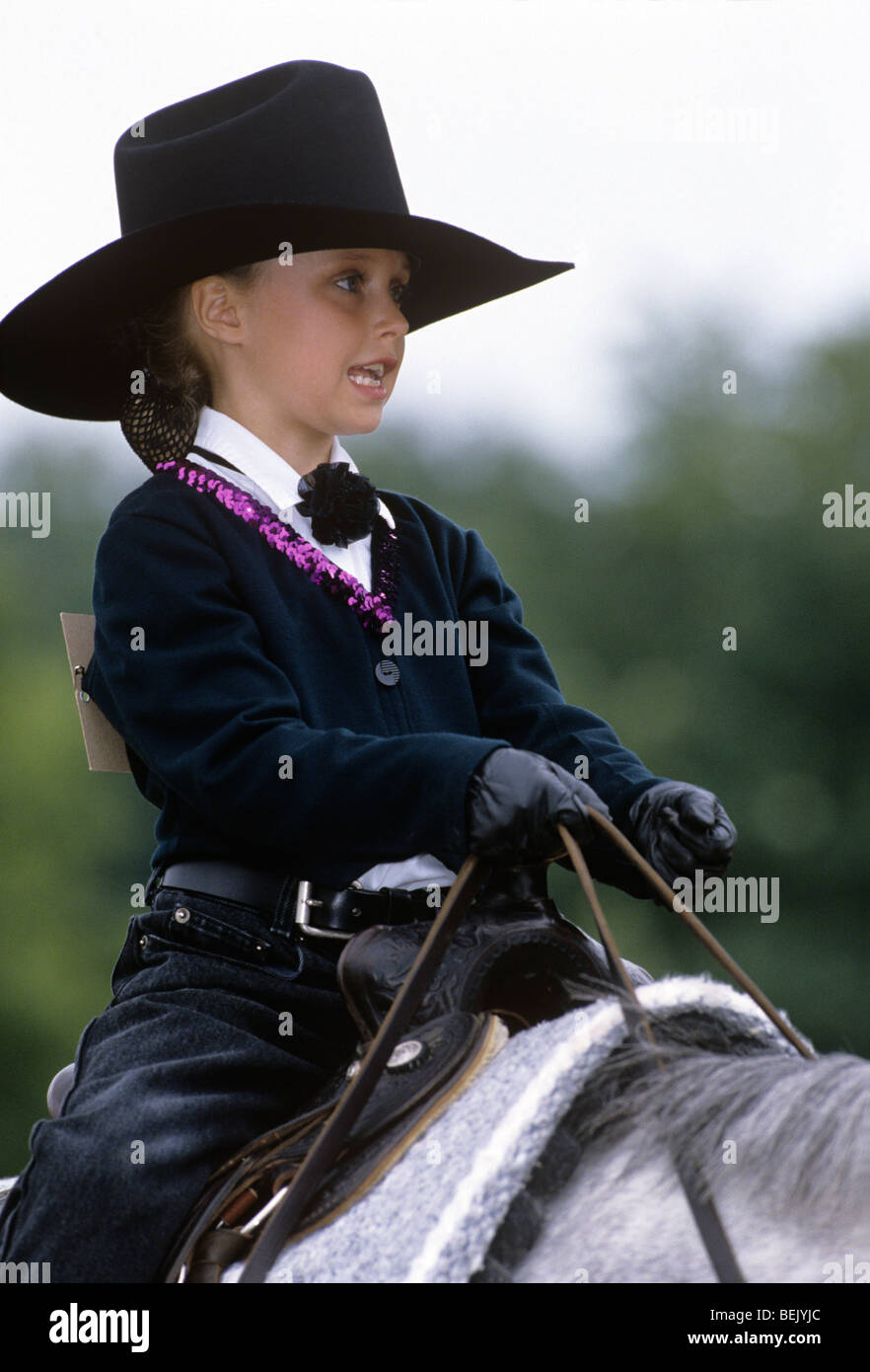 Kinder Cowboy Hut sitzt auf Pferd Zügel Reiten in Pferde-show