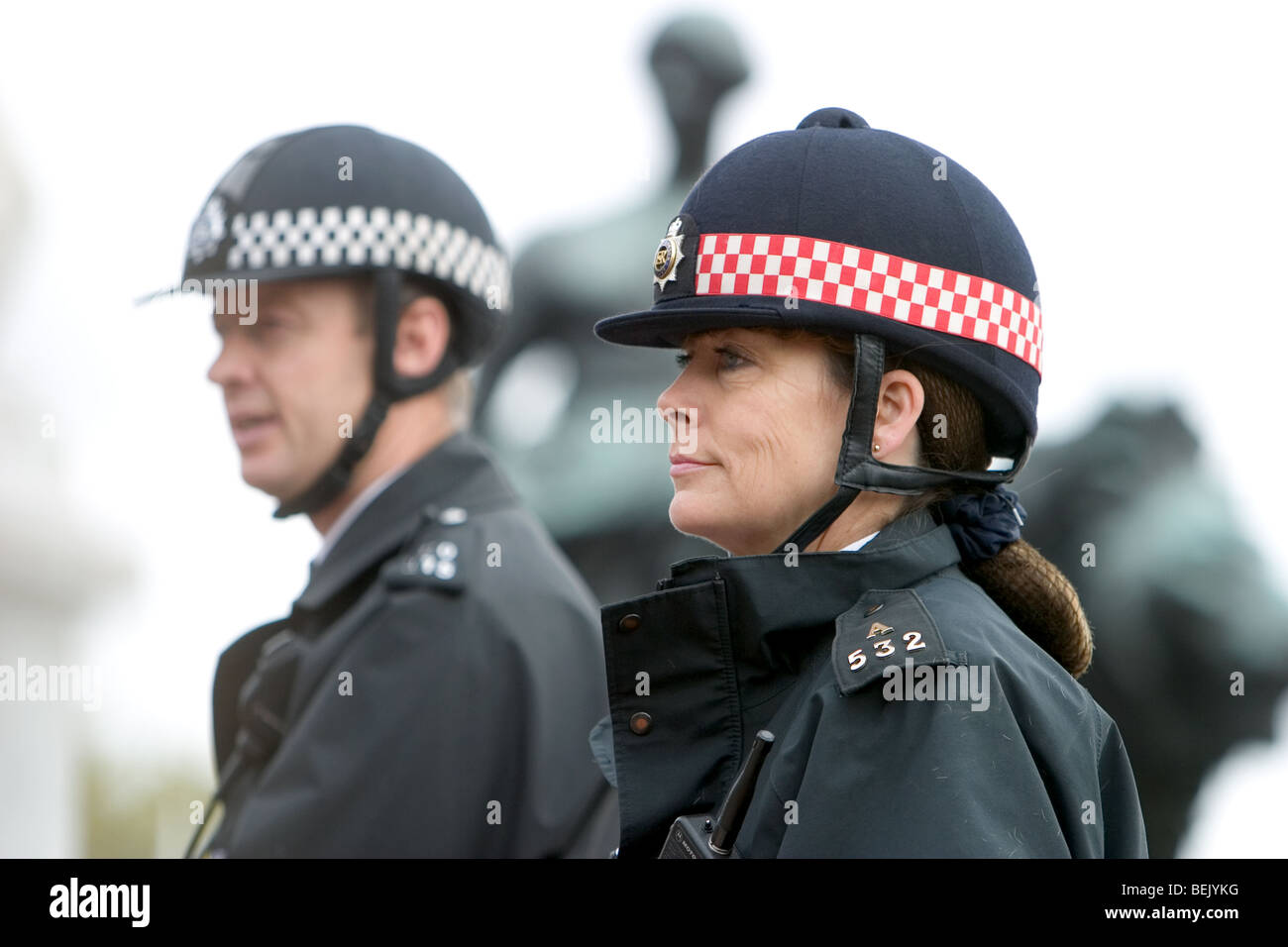 Zwei montiert Polizisten patrouillieren außerhalb der Buckingham Palace, London, England Stockfoto