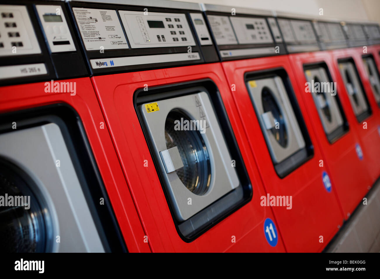 Waschmaschinen in einer Wäscherei oder einem Waschsalon in der Stadt Graz in Österreich Stockfoto