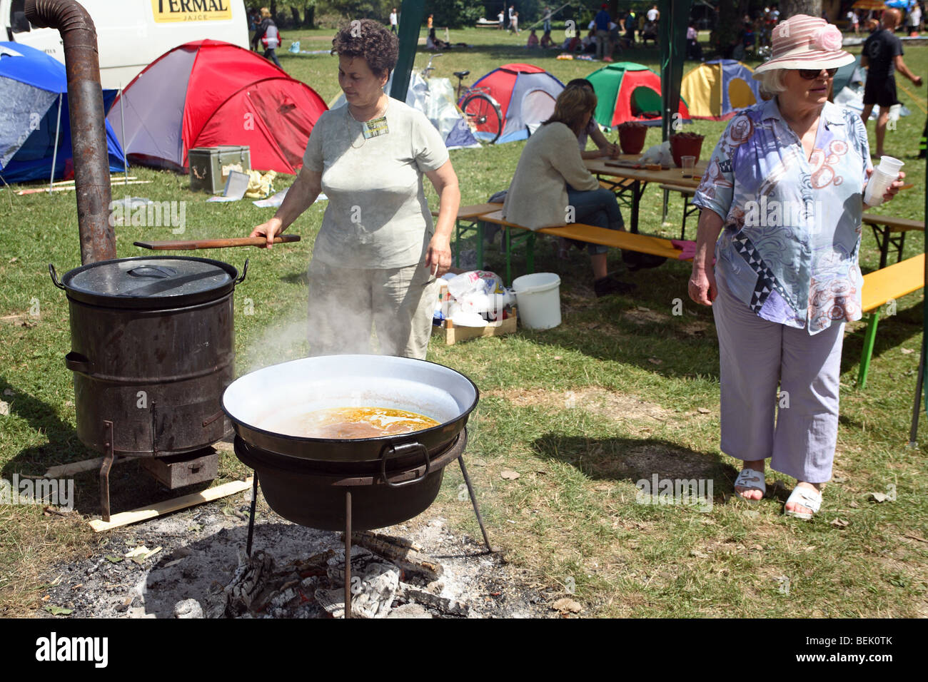 Outdoor-Küche Essen am offenen Feuer vorbereitet. Stockfoto