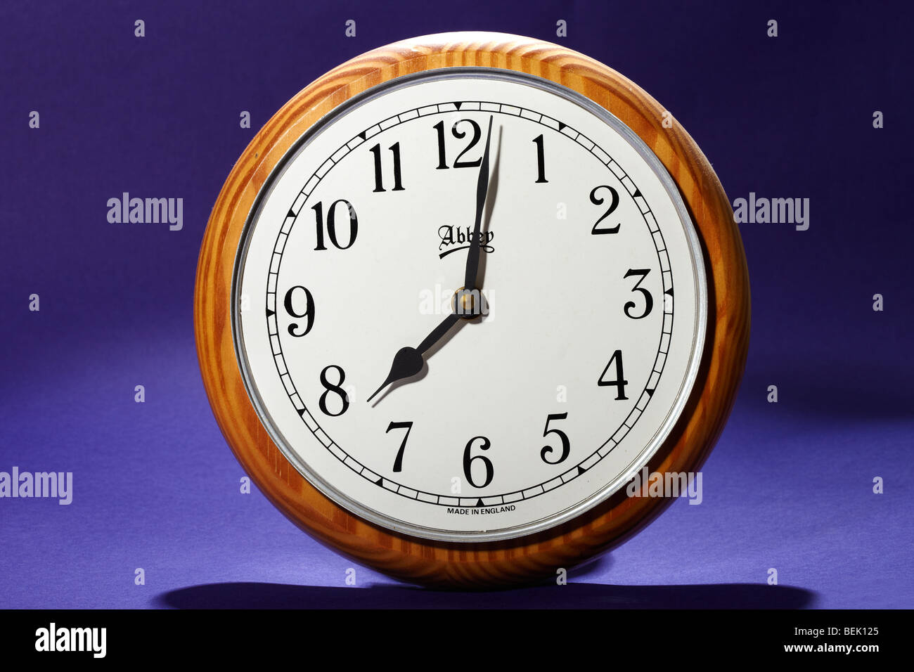 Alte Küchenuhr, zeigen eine minute vorbei an 08:00 Stockfoto