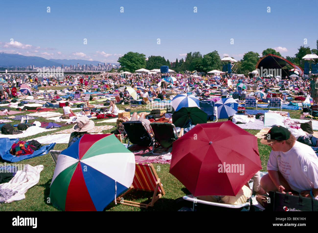 Vancouver Folk Music Festival, Jericho Beach Park, Vancouver, Britisch-Kolumbien, Kanada - Schar von Menschen im Freienkonzert, Sommer Stockfoto