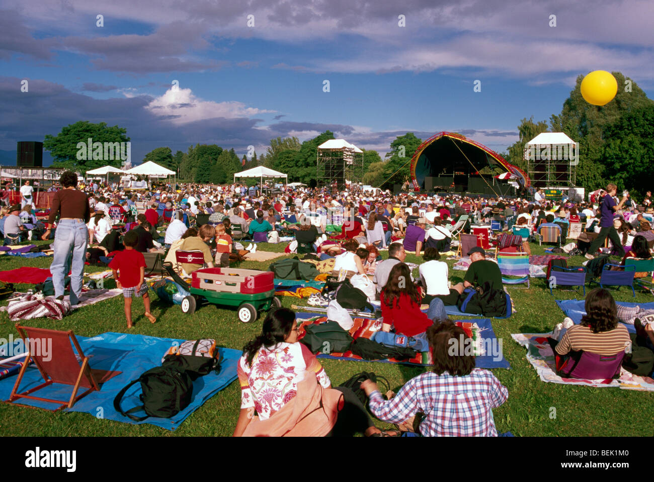 Vancouver Folk Music Festival, Jericho Beach Park, Vancouver, Britisch-Kolumbien, Kanada - Schar von Menschen im Freienkonzert, Sommer Stockfoto