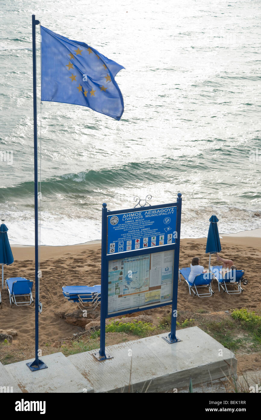 Ammes Beach Kefalonia Griechenland - roter Sand und blaue Flagge Stockfoto