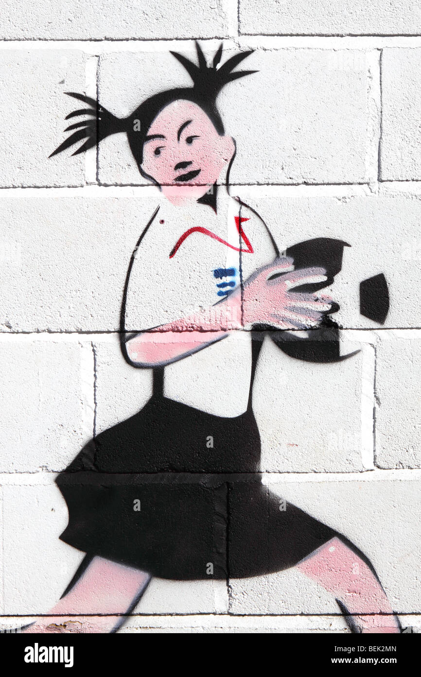 Banksy Street Art Schablone Graffiti zeigt ein junges Mädchen mit einem England Fußball-Trikot und Fußball bei Glastonbury UK Stockfoto