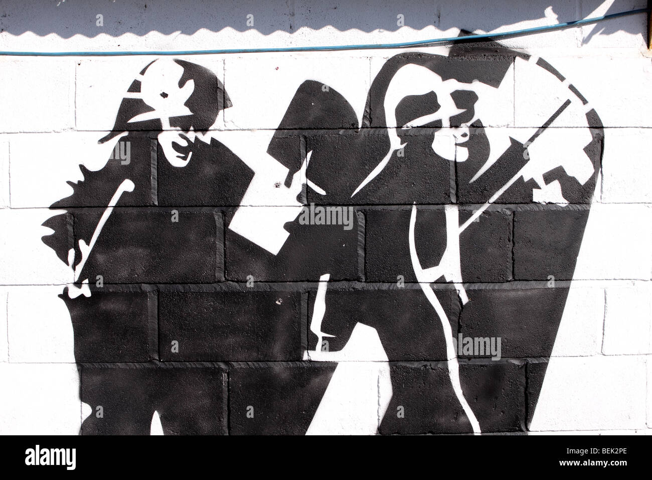 Banksy Street Art Schablone Graffiti zeigt Soldaten in Kampfmontur mit Schlagstöcken Gewehre und Schilde an Glastonbury UK Stockfoto