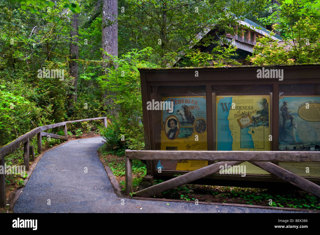 Geschichte-Schilder am Eingang zum Visitor Center, Jedediah Smith Redwoods State Park, Kalifornien Stockfoto