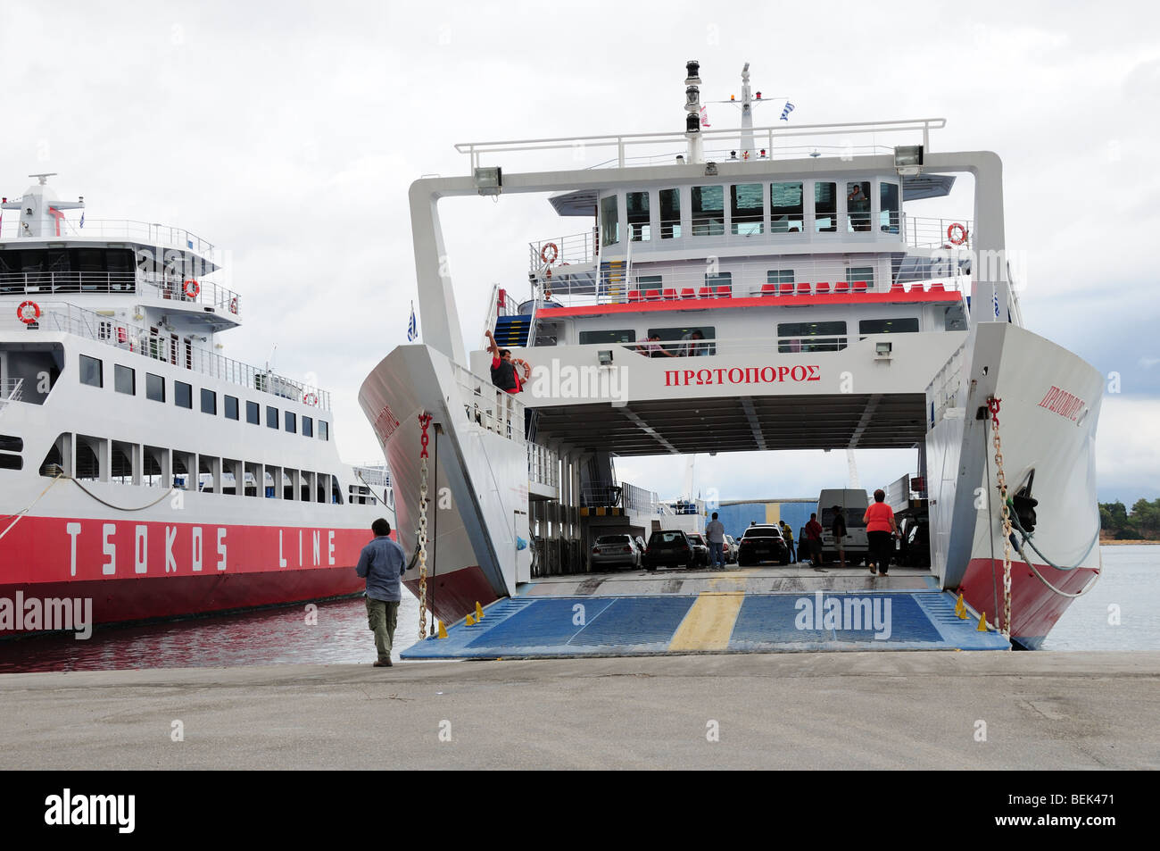 Auto Fähre Verladung in Eretria Hafen Evia auf dem Weg nach Rafina, Griechenland Stockfoto