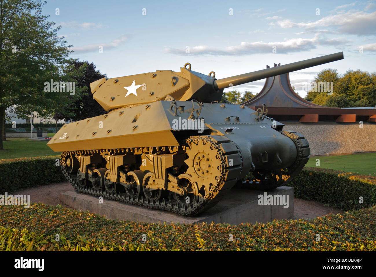 Eine M10-TD (Jagdpanzer) vor dem Museum der Schlacht von Normandie, Bayeux, Frankreich. Stockfoto