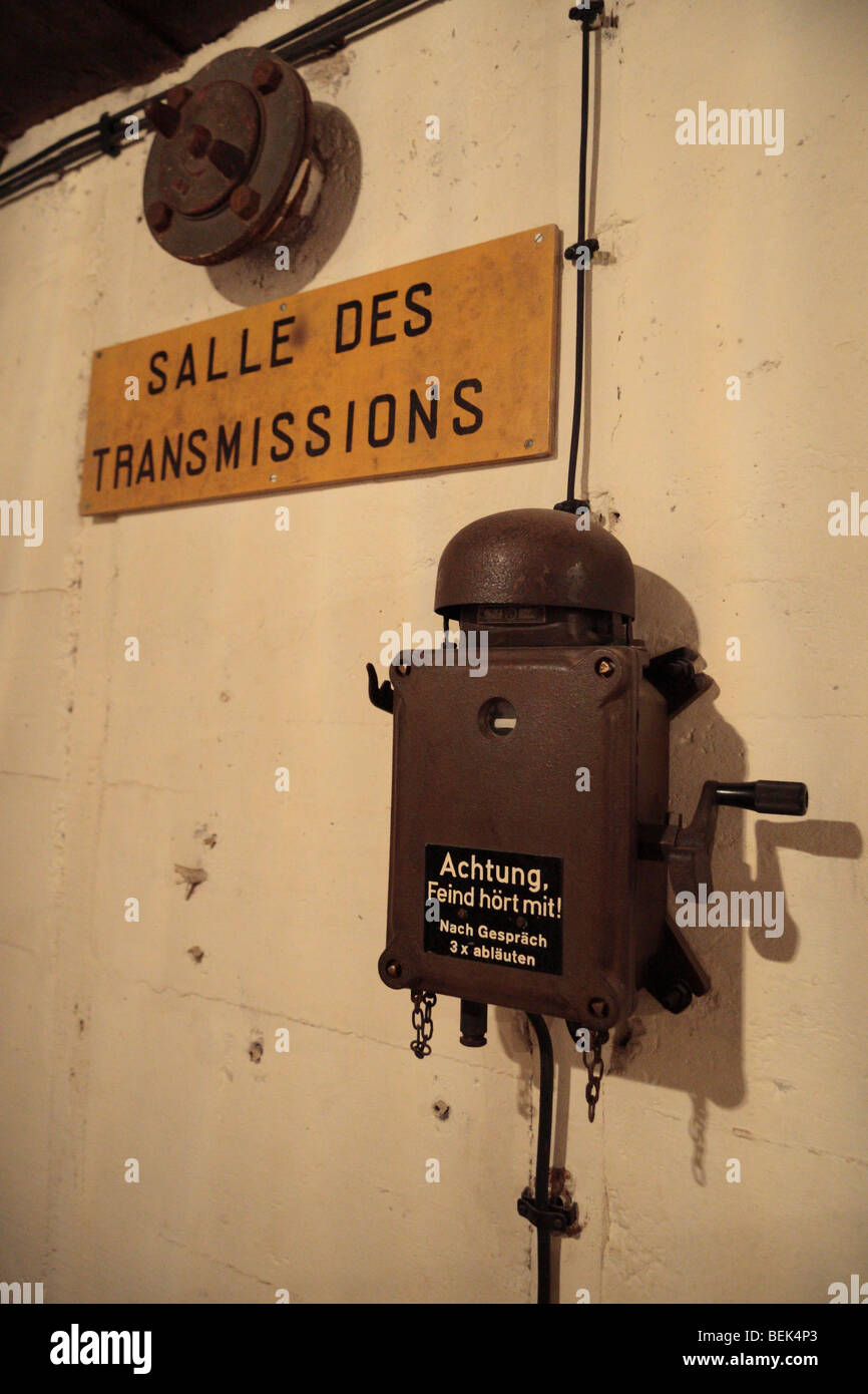 Ein Luftangriff Alarm und Bell (glaube ich) im Getriebe Zimmer am Hillman Bunker, nr Colleville-Montgomery, Normandie. Stockfoto