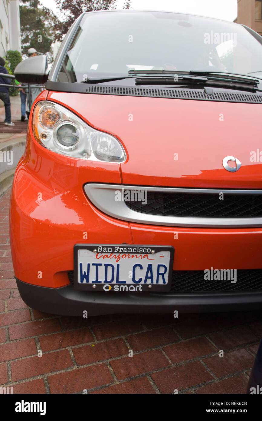 Nahaufnahme von Smart Auto mit einem "Widdle (kleines) Auto"-Kennzeichen. San Francisco, Kalifornien, USA Stockfoto