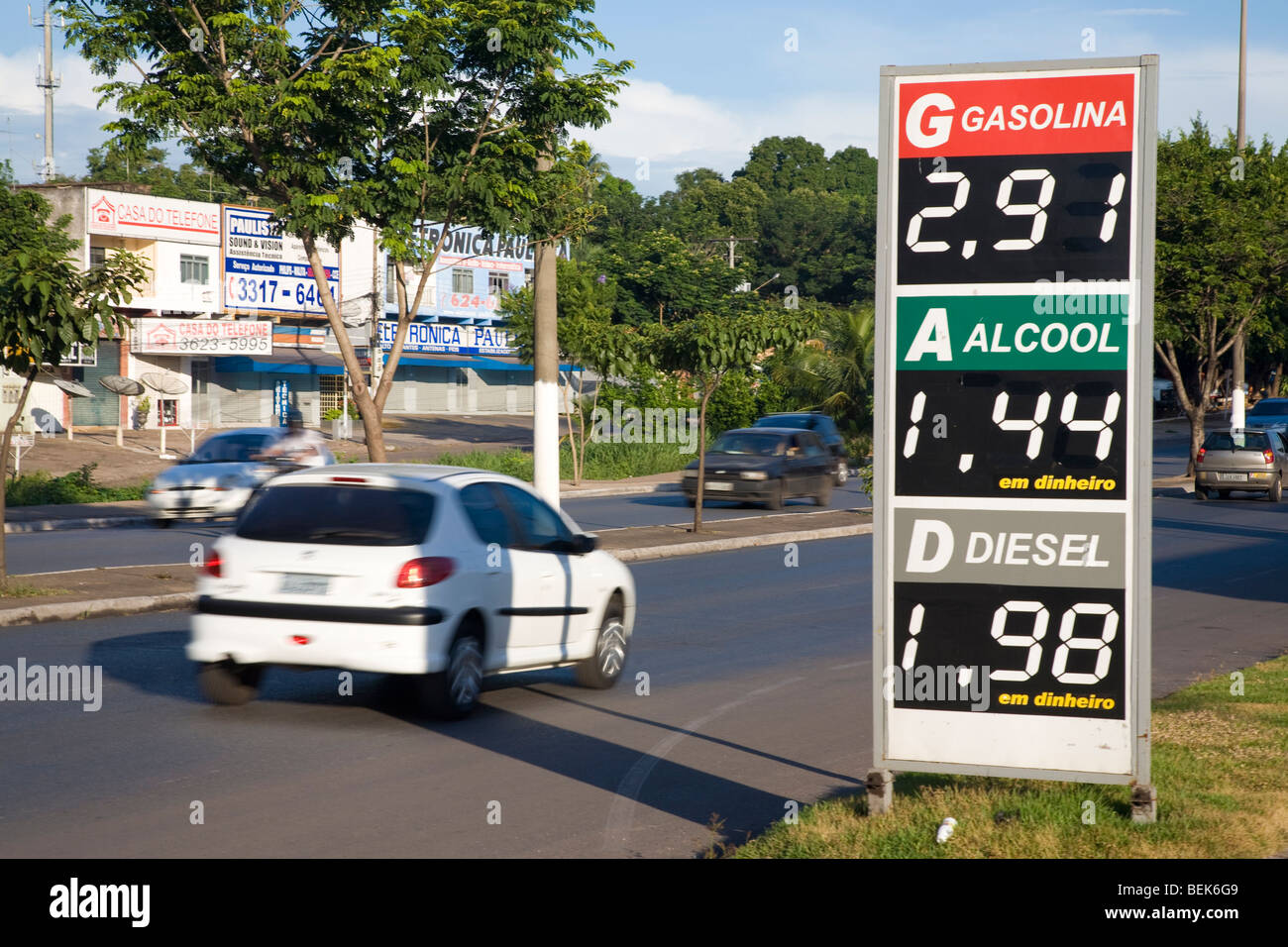 Eine Kraftstoff-Preisliste für Gas, Ethanol und Diesel am Straßenrand. Cuiaba, Mato Grosso, Brasilien. Stockfoto