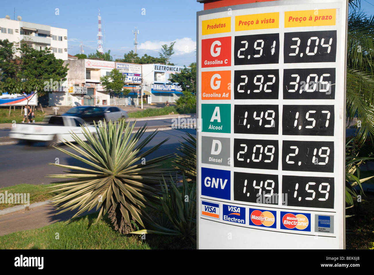 Kraftstoff-Preisliste für Diesel, Ethanol, komprimiertes Erdgas und "Benzin C' das Benzin mit Ethanol hinzugefügt. Brazilien Stockfoto