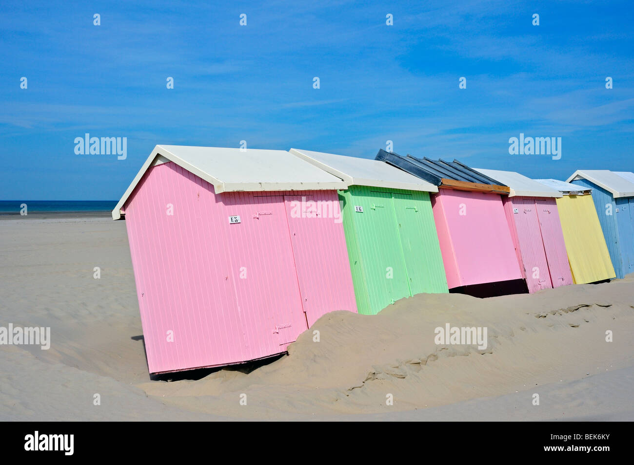 Reihe von bunten Strandkabinen in Pastellfarben entlang der Nordsee in Berck, Côte d ' Opale, Pas-de-Calais, Frankreich Stockfoto