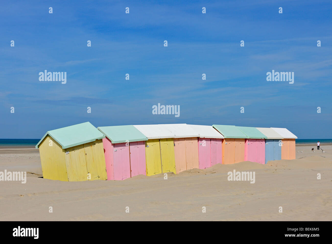 Reihe von bunten Strandkabinen in Pastellfarben entlang der Nordsee in Berck, Côte d ' Opale, Pas-de-Calais, Frankreich Stockfoto