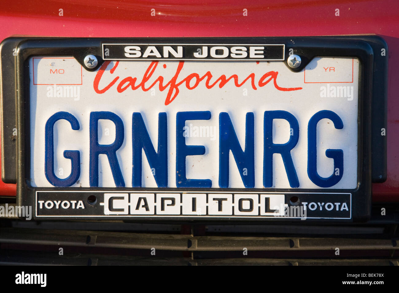 Nahaufnahme von "GRNENRG" Nummernschild auf Toyota Prius mit einem San Jose Capitol-Rahmen. Mountain View, Kalifornien, USA Stockfoto