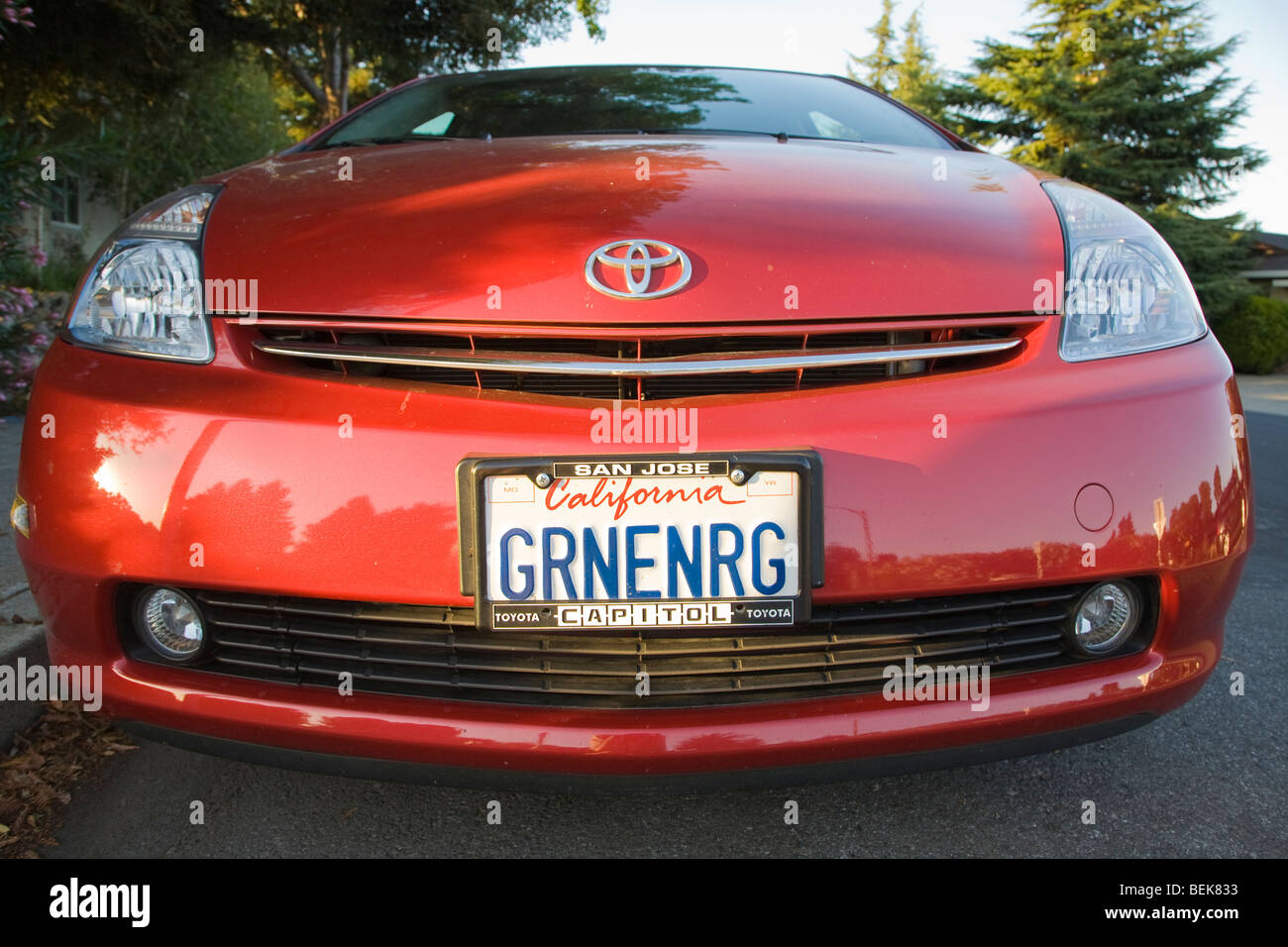 Vorderansicht des Toyota Prius mit einem Kennzeichen "GRNENRG" (Green Energy). Mountain View, Kalifornien, USA Stockfoto