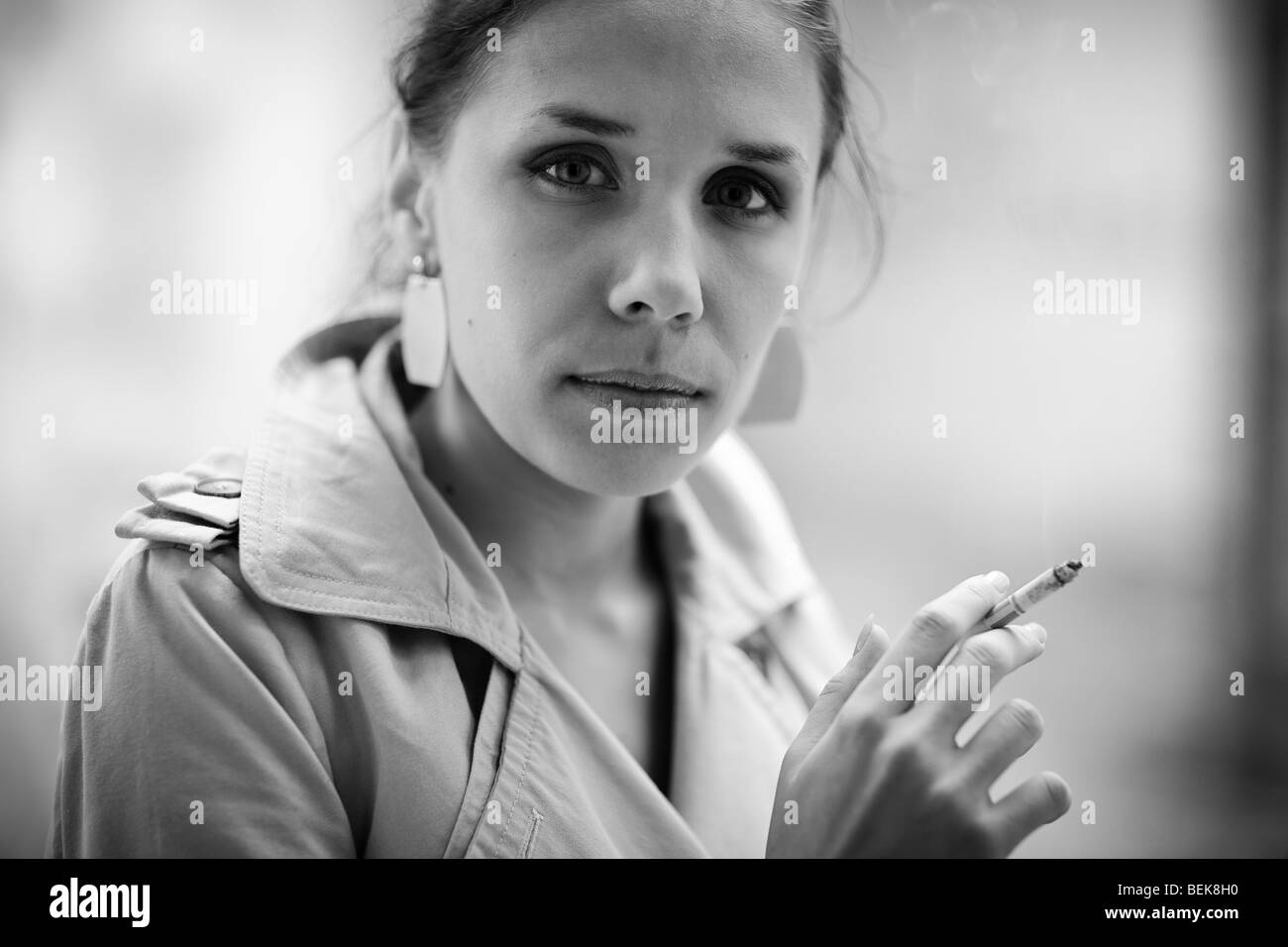 Junge Rauchende Frau. Schwarz-weiß-Porträt. Stockfoto